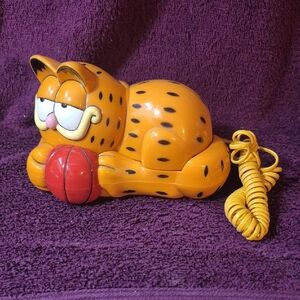 Vintage Garfield Home Table Phone.  Garfield Holding A Basketball